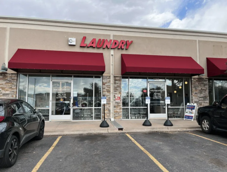 Fachada de Sandy Creek Laundromat en South Murray Blvd Colorado Springs